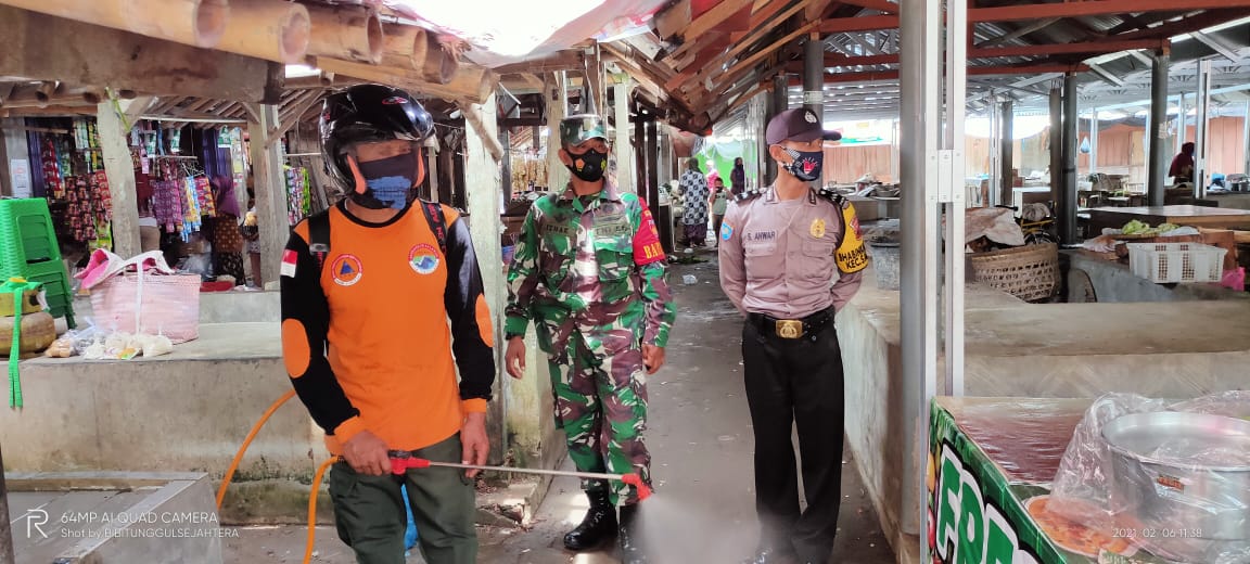 Patroli Gabungan dan penyemprotan disenfiktan di pasar pasar wilayah Salaman
