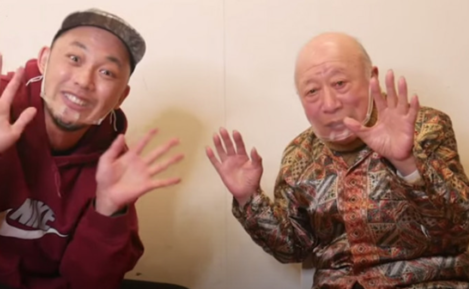 SAPA: Shigeo Tokuda (kanan) saat mengenakan batik Indonesia dan menyapa fans di tanah air. (sumber: tangkapan layar)