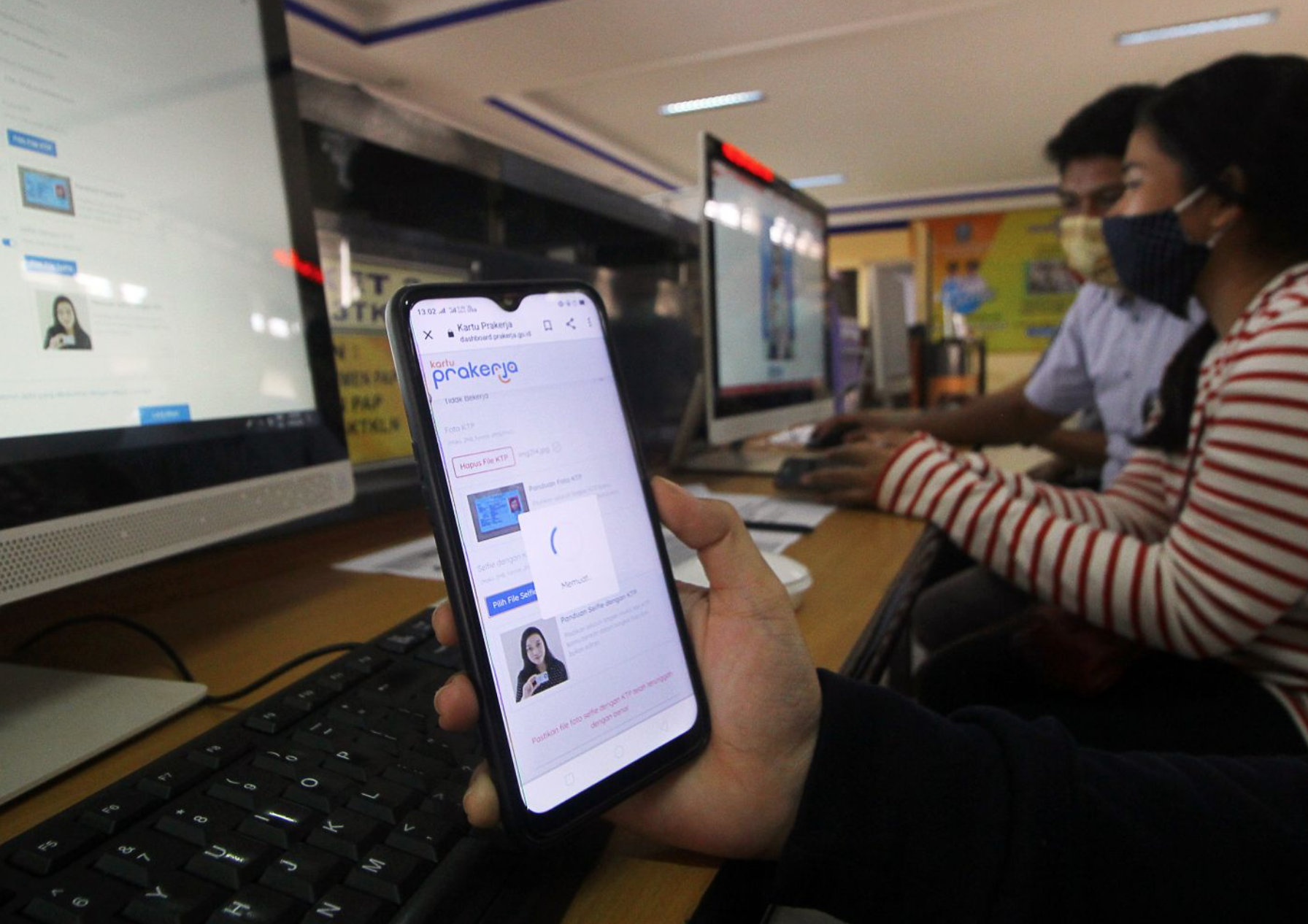 MENGELUH: Para pendaftar Kartu Prakerja gelombang 12 mempertanyakan ’Status Dievaluasi’. (foto: istimewa)