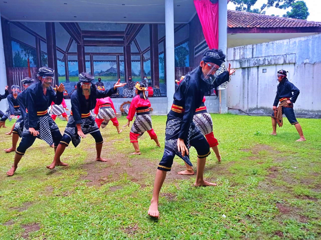 Soreng Magelang saat pentas terapkan Protokol Kesehatan (21/2/2021)-(Foto: bsn)