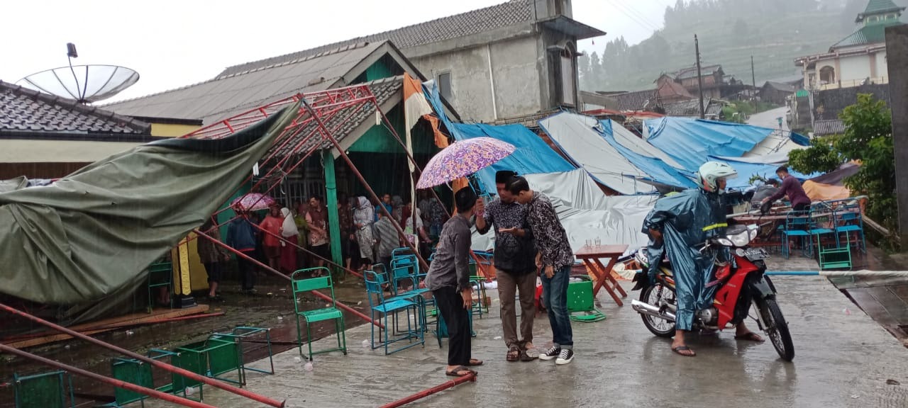 Tenda Pesta Pernikahan di Magelang rusak alias roboh diterjang Bencana Angin Kencang (21/2/2021)