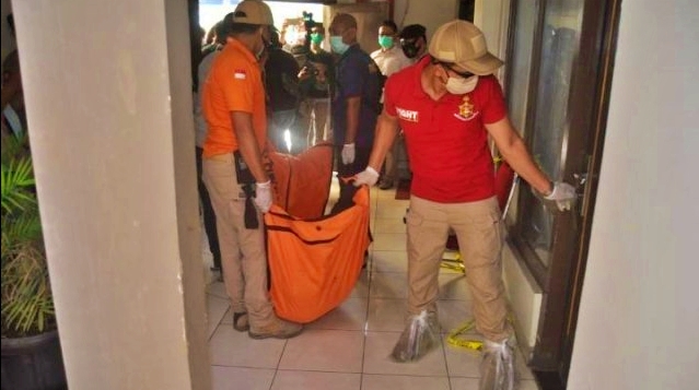 Tim Inafis saat mengevakuasi mayat perempuan dalam almari di kamar hotel di Semarang