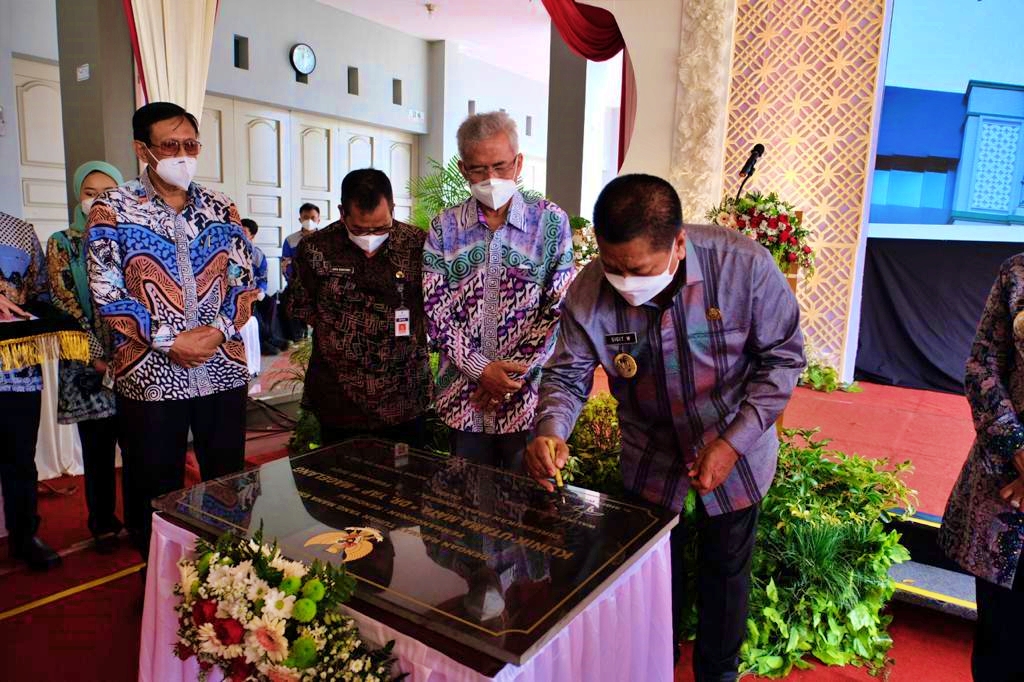 Wali Kota Magelang saat menandatangi prasasti Rumah Sakit Mata di Kota Magelang (16/2/2021)