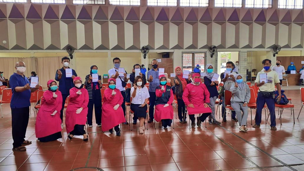 Wartawan di Magelang setelah di suntik vaksinasi covid-19 foto bersama tim medis Puskesmas Kaliangkrik (24/2/2021)
