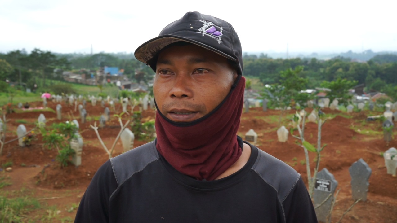 Prihatin Angka Kematian Covid-19 Tinggi, Penggali Kubur di Semarang Dukung ‘Jateng di Rumah Saja’