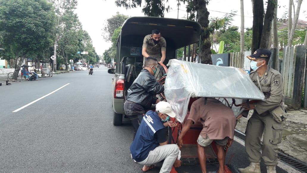 Bertahun-tahun Hidup di Becak, Pria Ini Ditolong Gubernur Ganjar