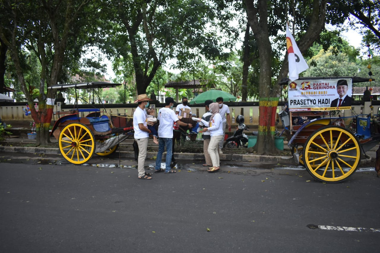 Anggota DPR RI F Gerindra Bagi Bagi Nasi ke Pekerja Harian Lepas di Magelang