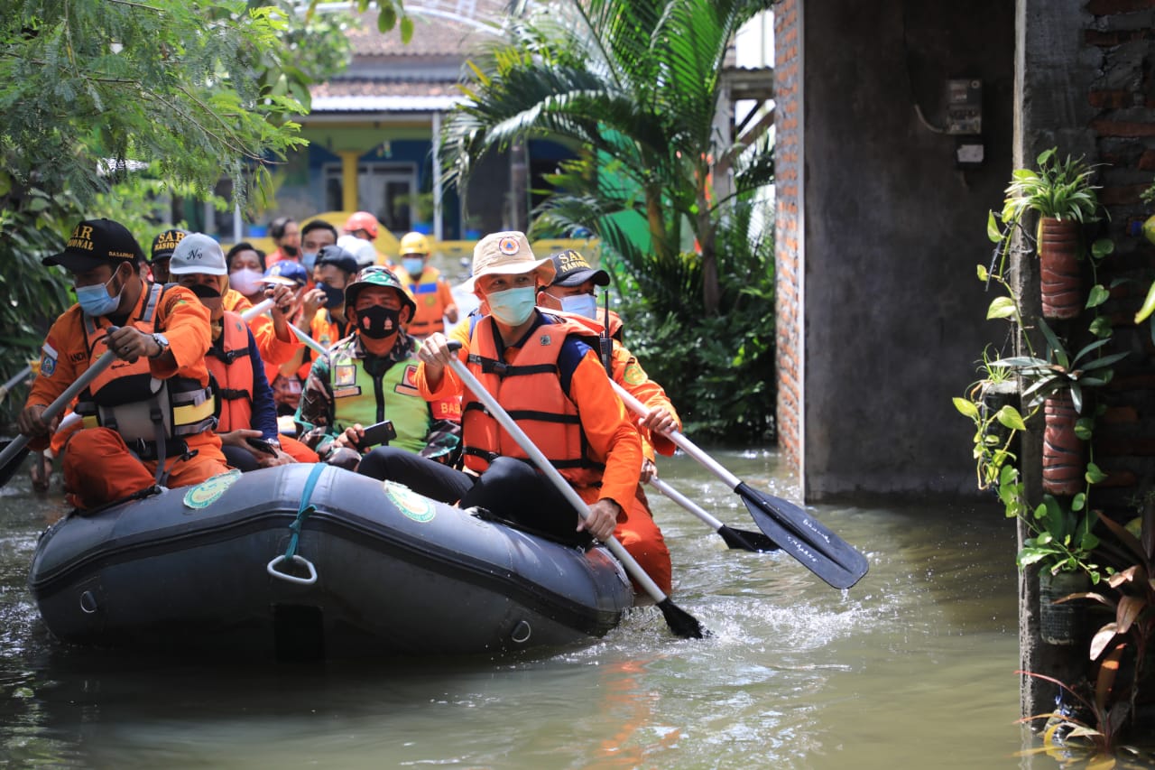 Pantau Banjir Semarang, Gubernur Ganjar Minta Logistik Untuk Pengungsi Aman