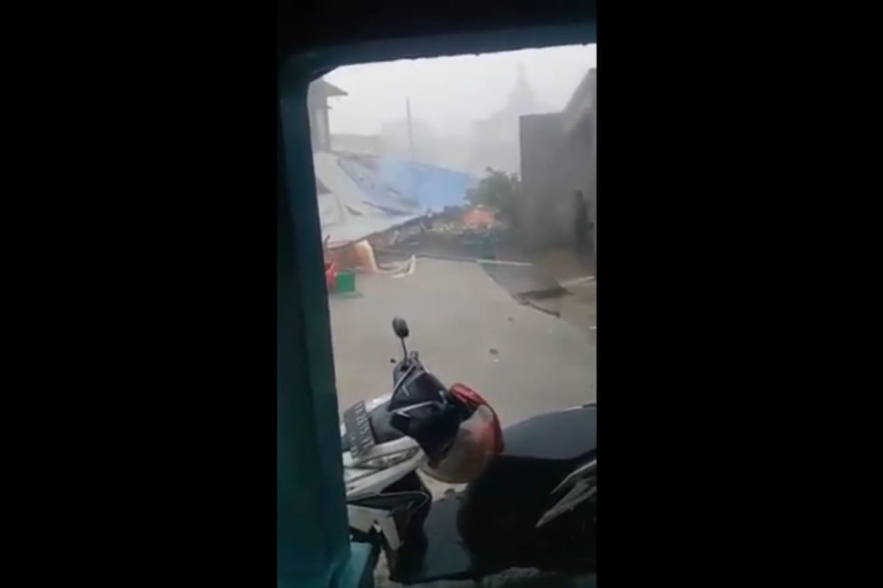 Hujan dan Angin Kencang Robohkan Tenda Pernikahan di Magelang