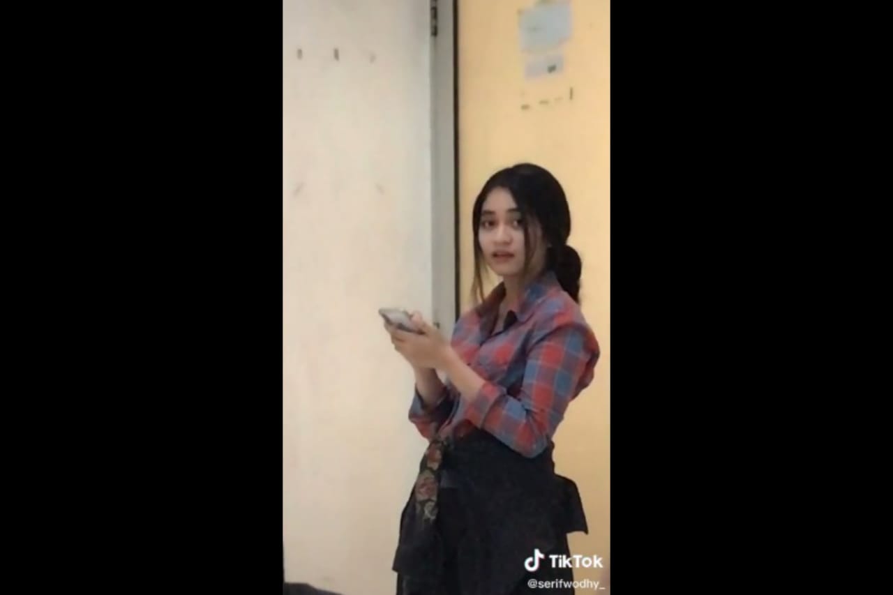 Viral Guru Les Cantik, Warganet: Ayo Bu Pindah ke Sekolah Aku Aja