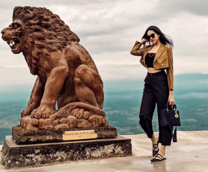 Anya Geraldine saat berlibur di Borobudur