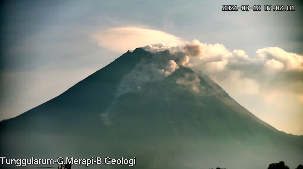 Gunung Merapi Luncurkan Awan Panas Guguran Hingga 1.000 Meter Pagi Ini