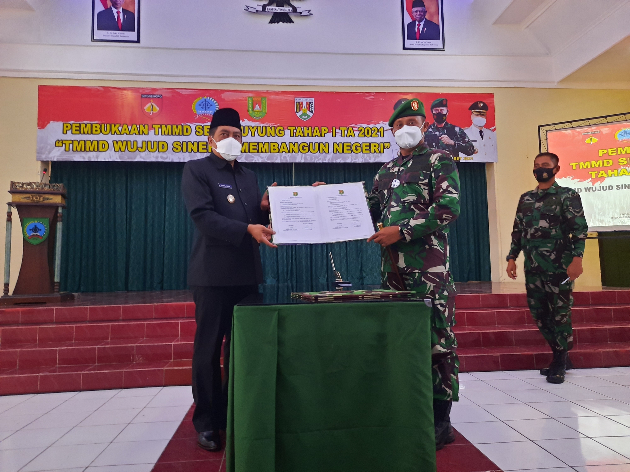 Bupati Magelang, Zaenal Arifin bersama Dandim 0705/Magelang, Letkol Arm Rohmadi saat pembukaan TMMD Sengkuyung Tahap I Tahun Anggaran 2021.