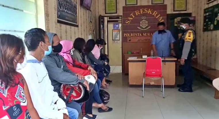 7 PSK dan tiga pria digelandang ke kantor polisi (5/3/2021)-(Foto: SP)