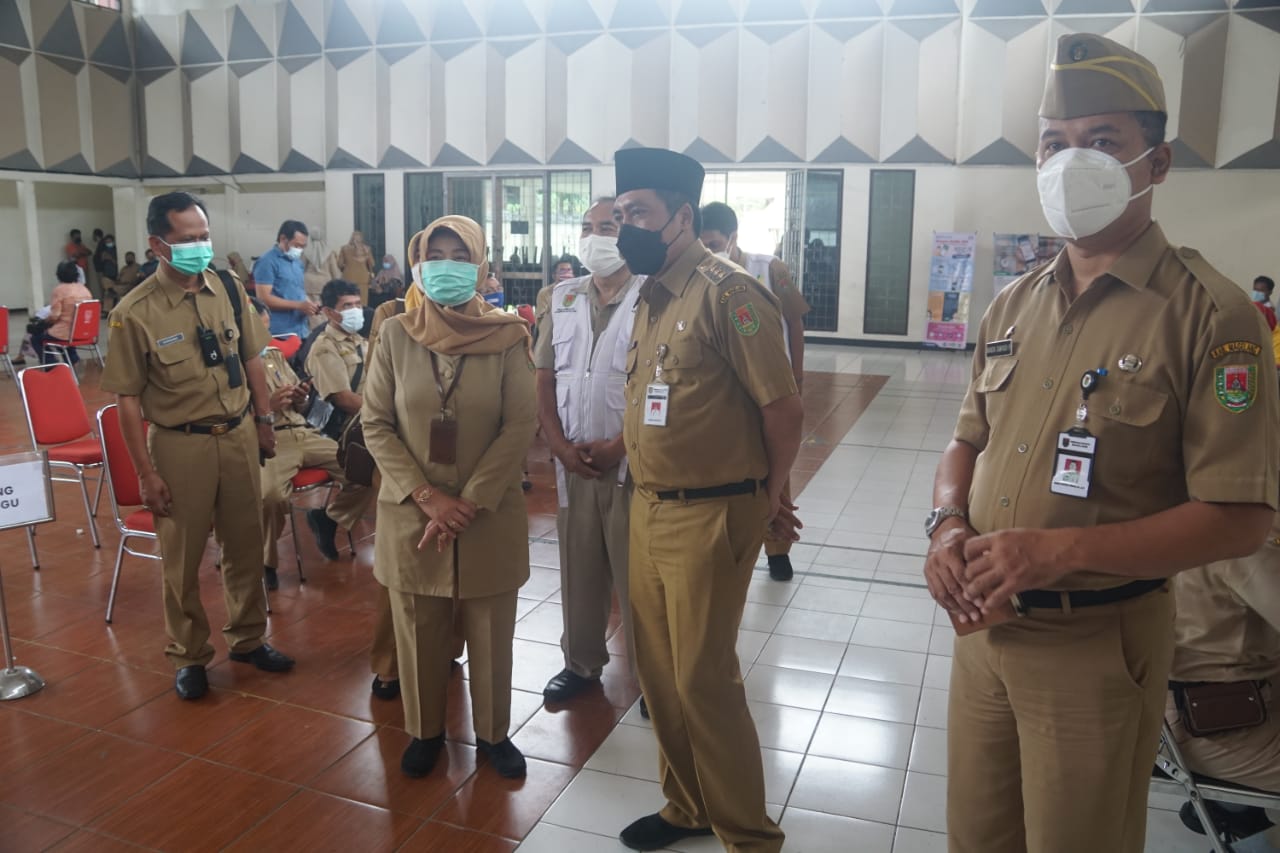 Bupati Magelang saat di GOR Gemilang tinjau vaksinasi (16/3/2021)