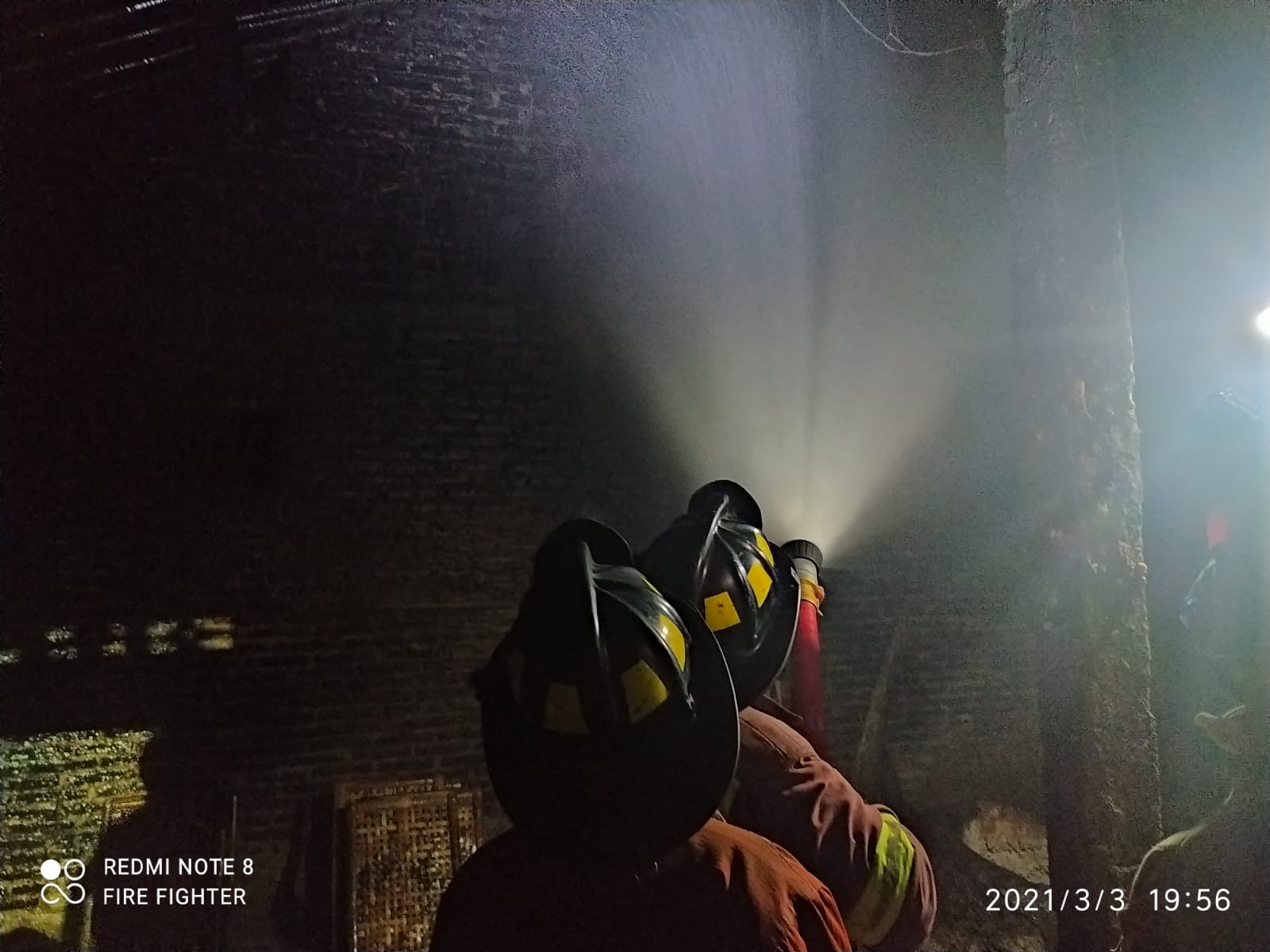 Damkar Kabupaten Magelang memadampkan api yang membakar dapur rumah di Borobudur