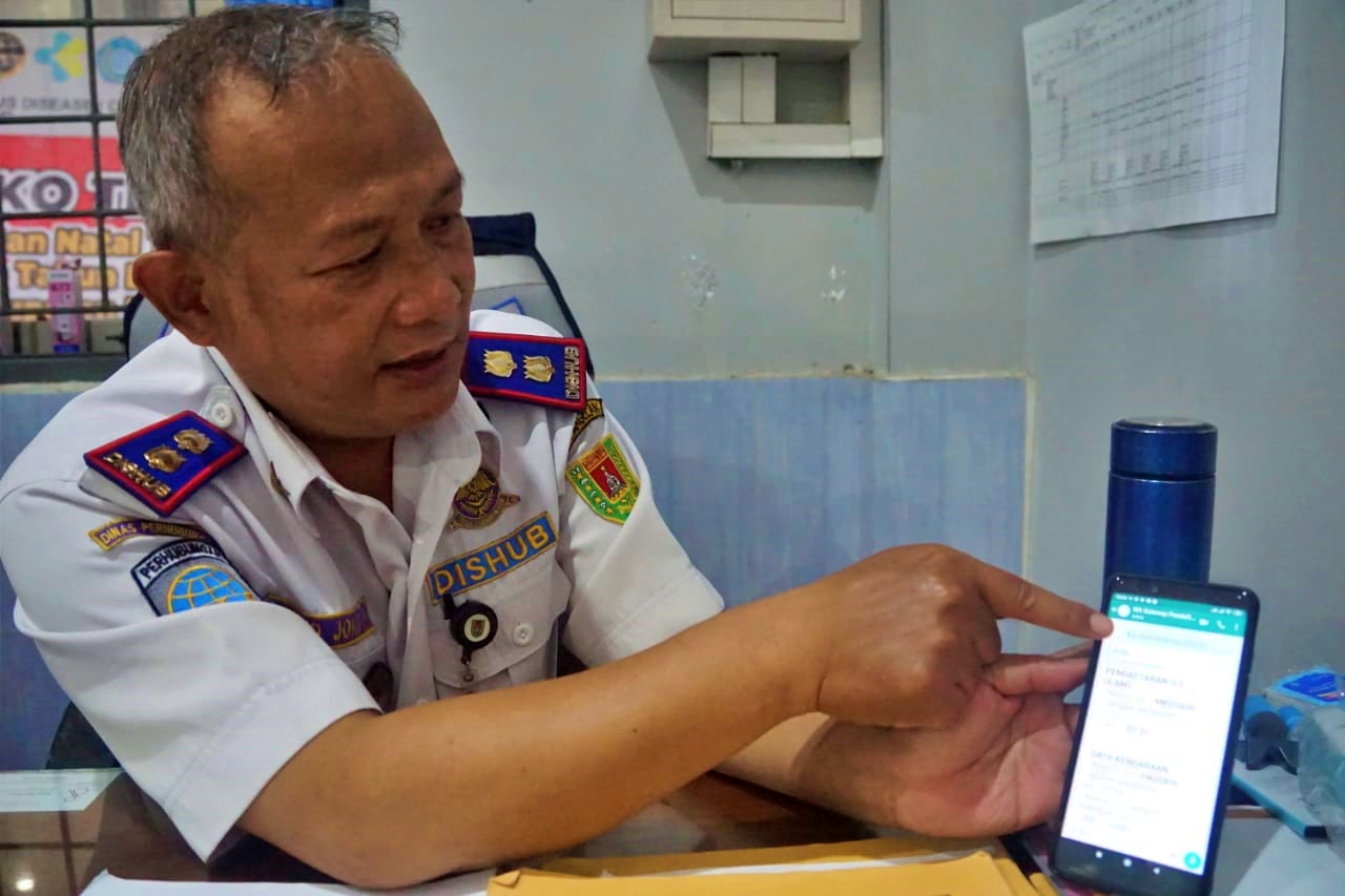 Kasi Sarana Prasarana, Dishub Kabupaten Magelang, Suhud Joko Prayitno saat menjelaskan cara daftar antrian untuk KIR kendaraan