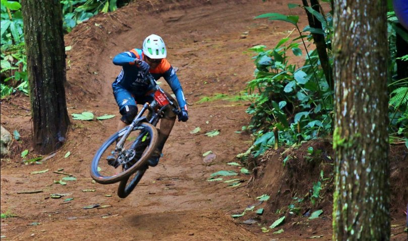 Foto Balap Sepeda Gunung atau Downhill event internasional