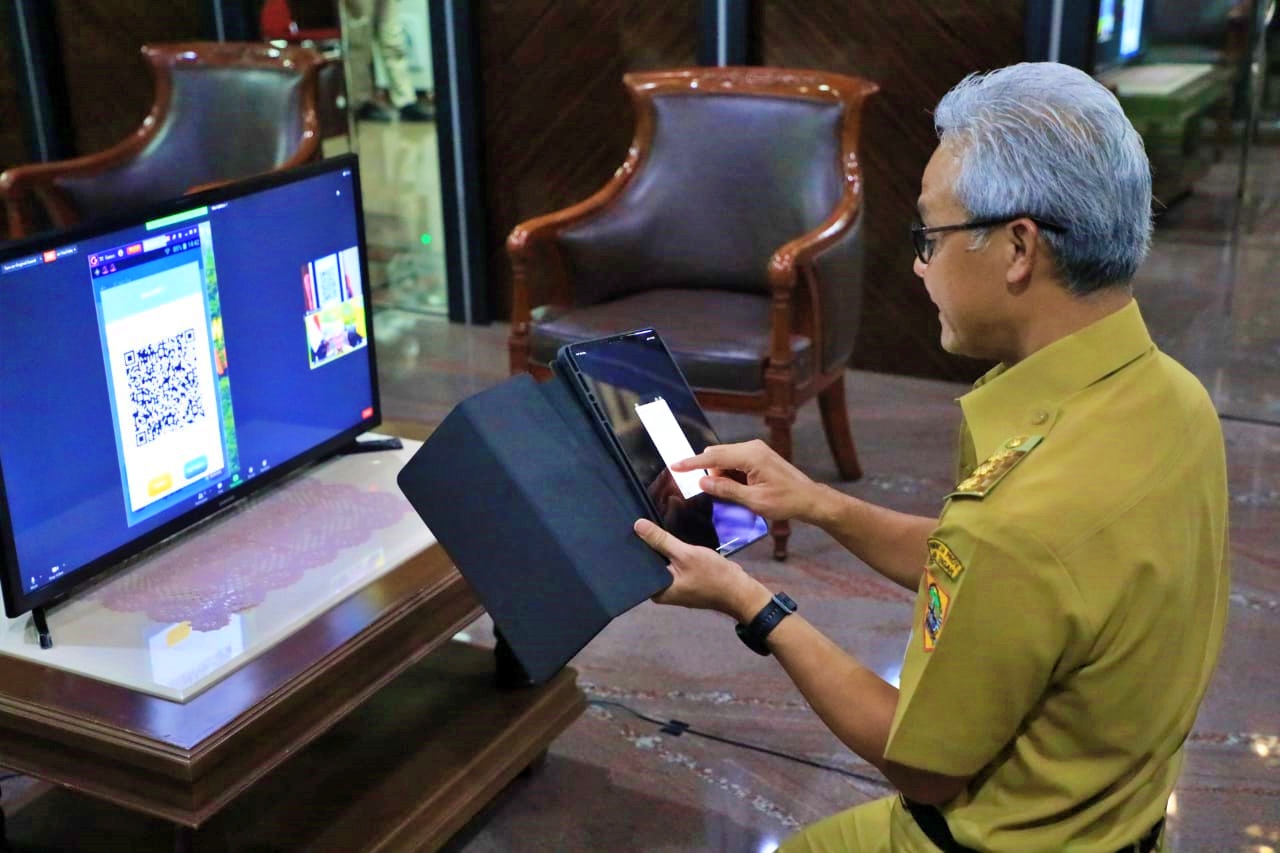 Ganjar Pranowo saat didepan perangkat teknologi