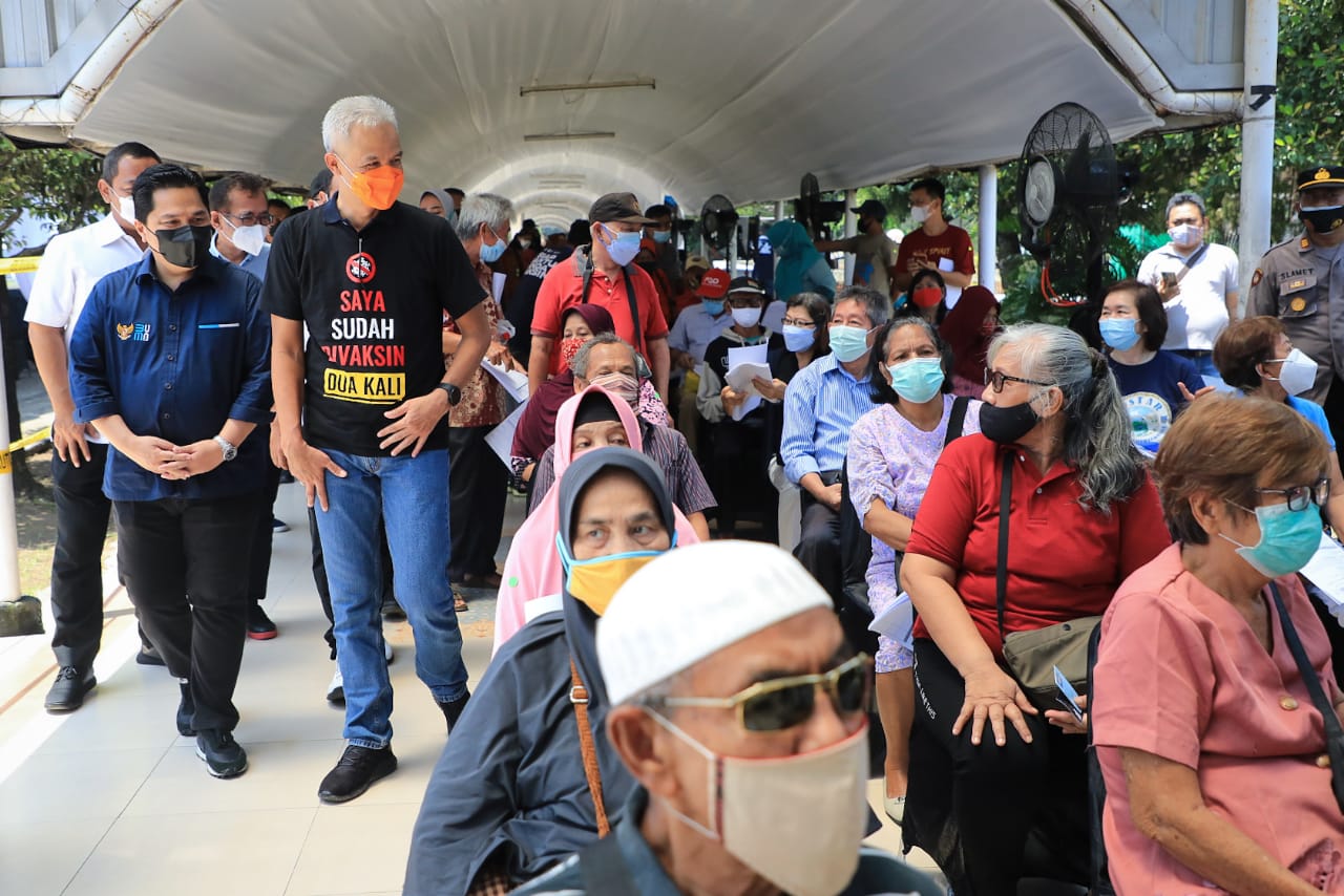 Ganjar dan Menteri BUMN cek vaksinasi sentra (21/3/2021)-(Foto: ihr)