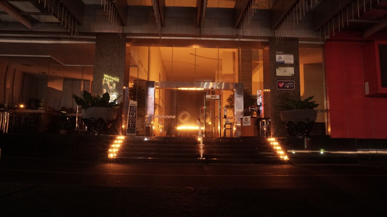 Bagian Lobby Grand Artos Hotel bertaburkan cahaya lilin karena di padamkan listriknya