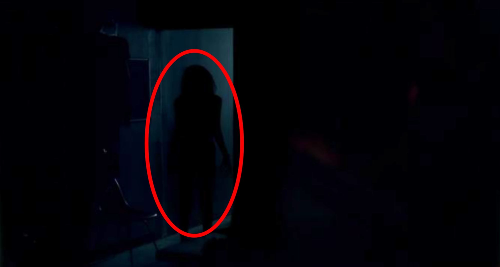 Ilustrasi sosok bayangan hitam masuk kamar hotel sepasang kekasih