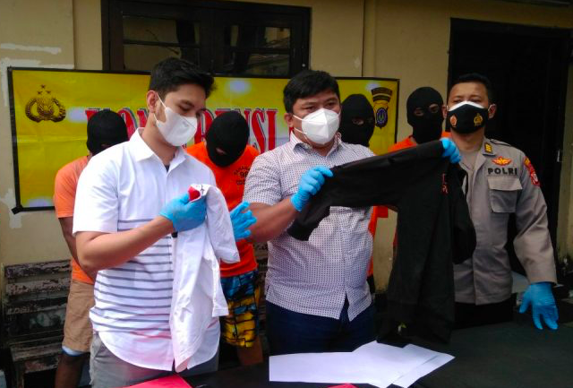 JERA: Polisi menggelar barang bukti dan para pelaku tawuran antargeng di Jogjakarta. (foto: istimewa)