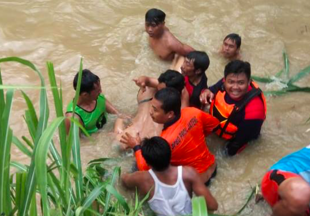 MENINGGAL: BPBD dan relawan melakukan evakuasi jasad korban jatuh ke sungai. (foto: internet/ilustrasi)