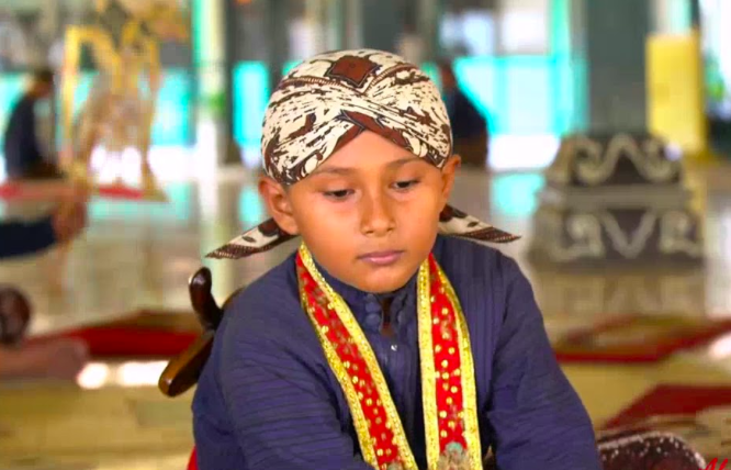 MENGABDI: Abdi Dalem cilik Keraton Jogjakarta. (foto: istimewa)