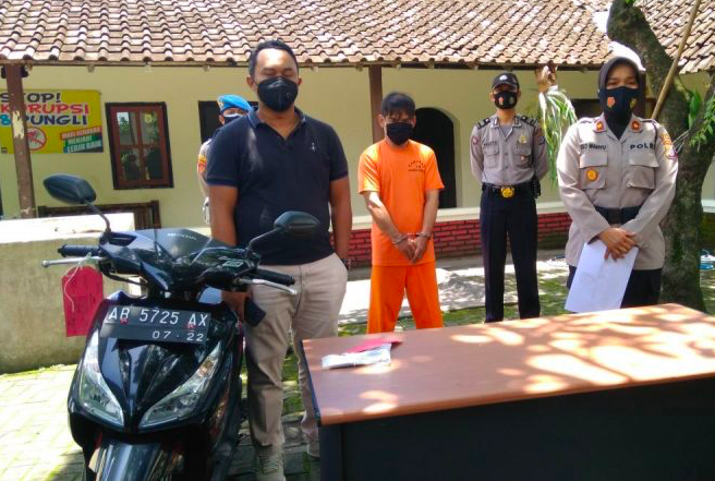 TAK JERA: Tersangka DI bersama barang bukti hasil curian. (foto: humas polsek berbah)