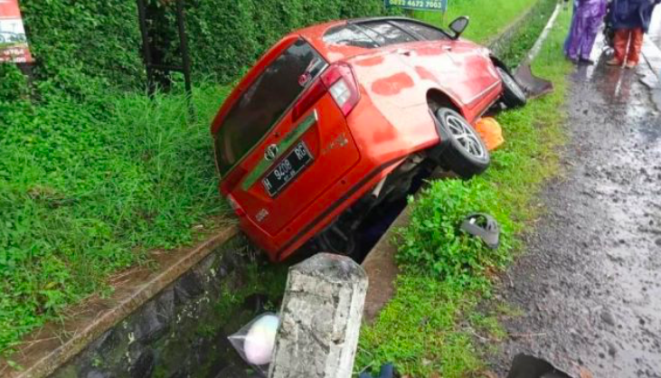 LAKA MAUT: Mobil Toyota Calya yang menggasak motor hingga nyungsep di parit. (foto: istimewa)