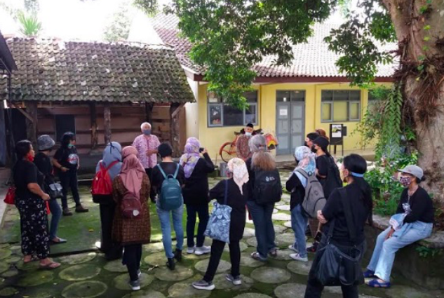 KAGUM: Rombongan perupa perempuan di SMSR Jogjakarta. (foto: istimewa)