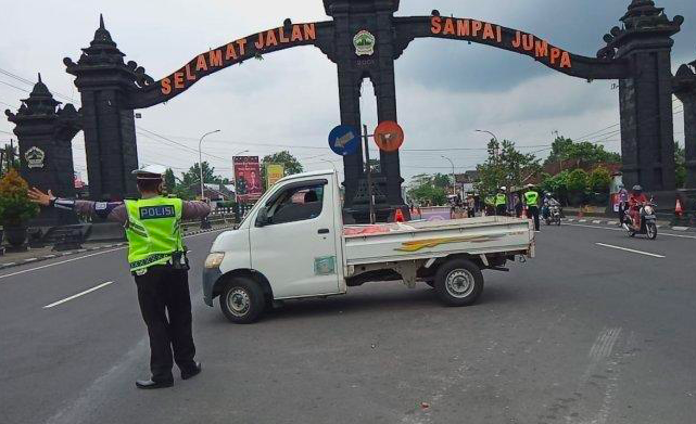 Polisi melakukan penyekatan di jalur mudik