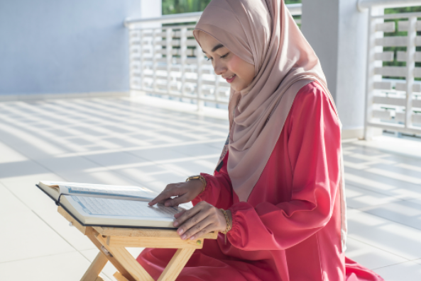 OBAT COVID-19: Wanita muslimah menyimak Al Quran. (foto: internet)