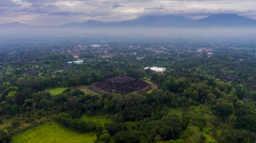 DISOROT KPK: Pemandangan Candi Borobudur dan sekitarnya. (foto: internet)