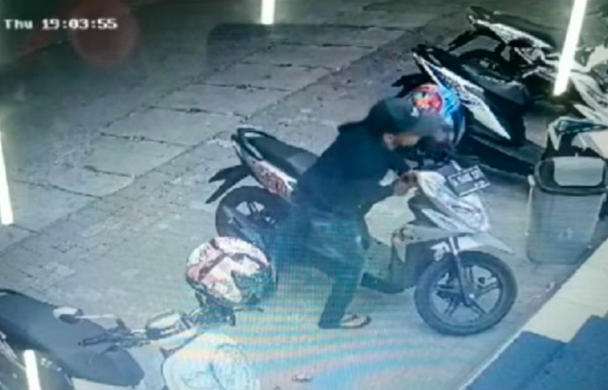 TEREKAM CCTV: Pencuri berusaha membobol kontak motor matik dengan kunci T. (foto: internet/ilustrasi)