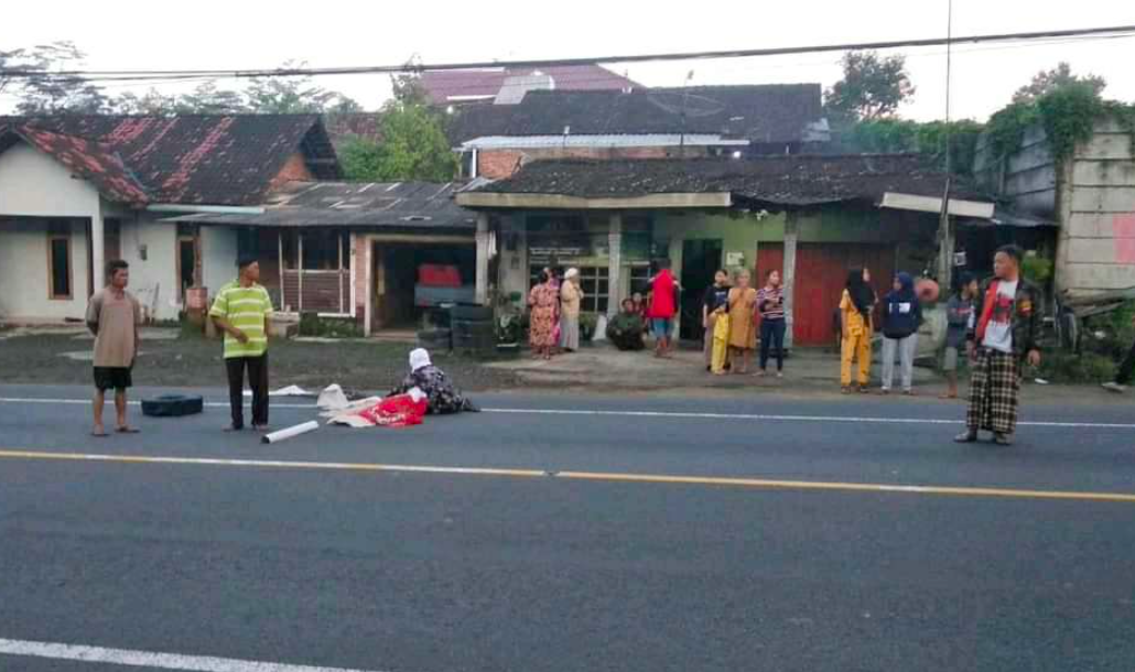 DIPELUK: Seorang wanita memeluk Mbah Regang saat terkapar di jalan, Minggu (14/3). (foto: istimewa)
