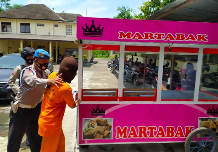 DORONG NGAB: Tersangka MT, 30, saat berada di Mapolsek Godean Sleman. (foto: istimewa)