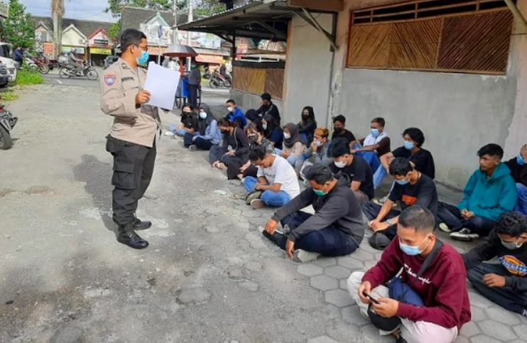 MABUK: Puluhan pelajar saat diberi bimbingan dan penyuluhan Polsek Depok Sleman Jogja. (foto: istimewa)