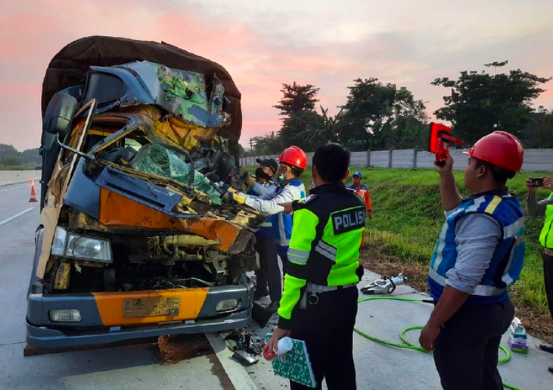 RINGSEK: Truk bermuatan tembakau yang dikemuikan warga Magelang terguling di Tol Karanganyar. (foto: internet/ilustrasi)