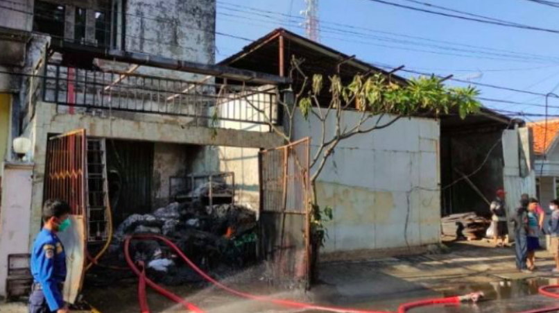 HANGUS: Sebuah toko plastik di Kota Semarang ludes terbakar pada Rabu (17/3). (foto: istimewa)