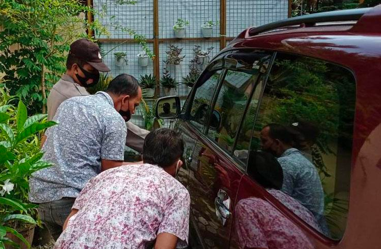 PENYELIDIKAN: Petugas Reskrim Polsek Panjatan melakukan olah TKP pencurian uang di dalam mobil ayah wakil bupati Kulon Progo. (foto: humas polres kulon progo)