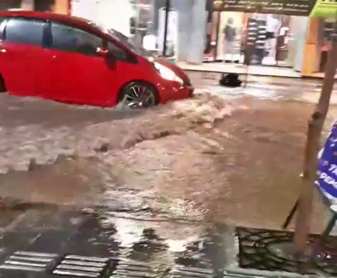 Kawasan jalan arah pasar Borobudur Magelang banjir