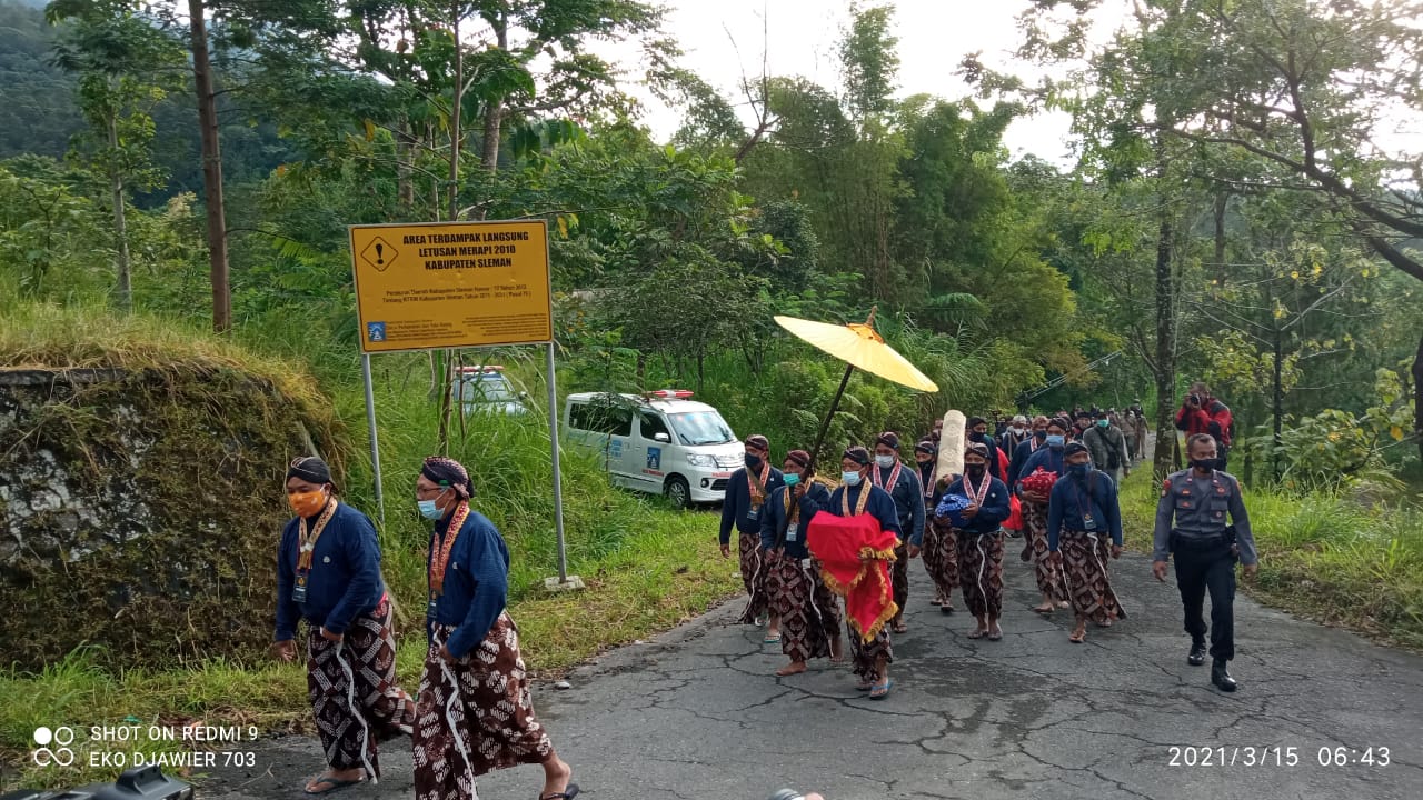 Labuhan Merapi oleh kerabat dan abdi dalem keraton yogyakarta (15/3/2021)-(Foto BPBD Jogja)