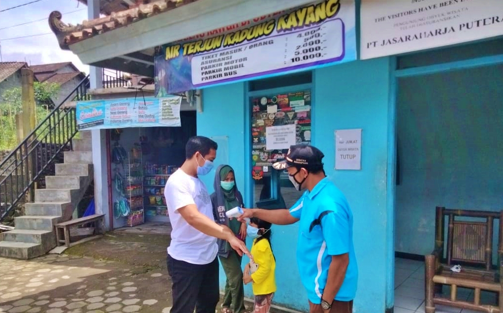 Pengunjung di wisata air terjun kedung kayang