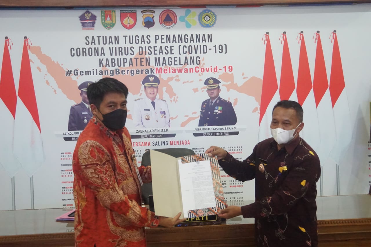 Penyerahan SK penetapan Desa Wisata kepada salah satu perwakilan oleh Bupati Magelang (18/3/2021)