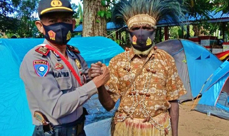 Polisi asal Magelang AKP Makruf saat berfoto dengan orang pribumi Papua