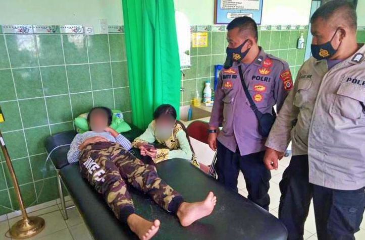 Polisi saat menemani dua anak asal Magelang yang terseret ombak