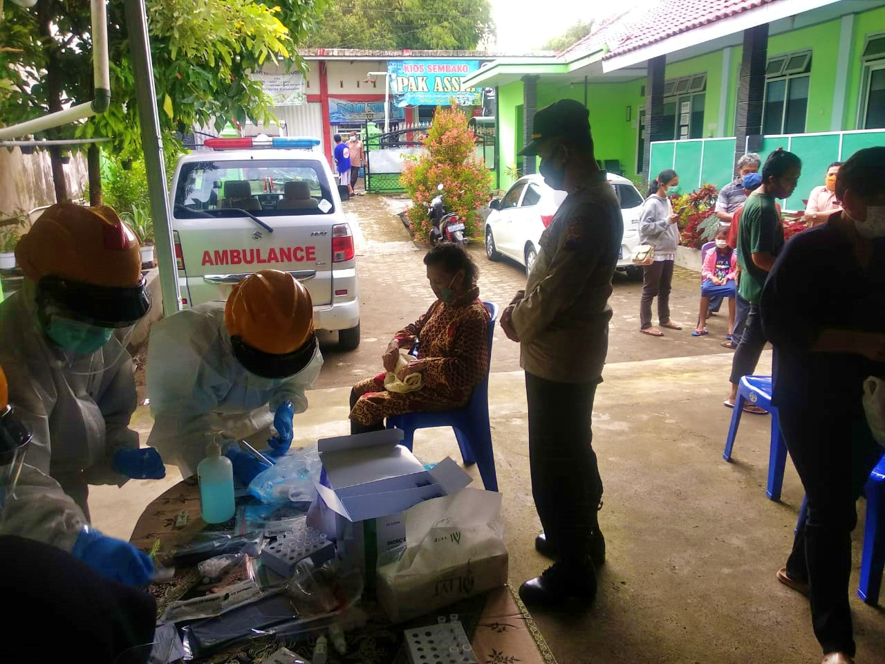 Kapolsek Sawangan saat meninjau 30 warga yang ikuti swab antigen (10/3/2021)