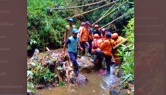 Relawan dan warga saat mengevakuasi jenazah nenek yang hilang dan ditemukan meninggal di sungai (13/3/2021)
